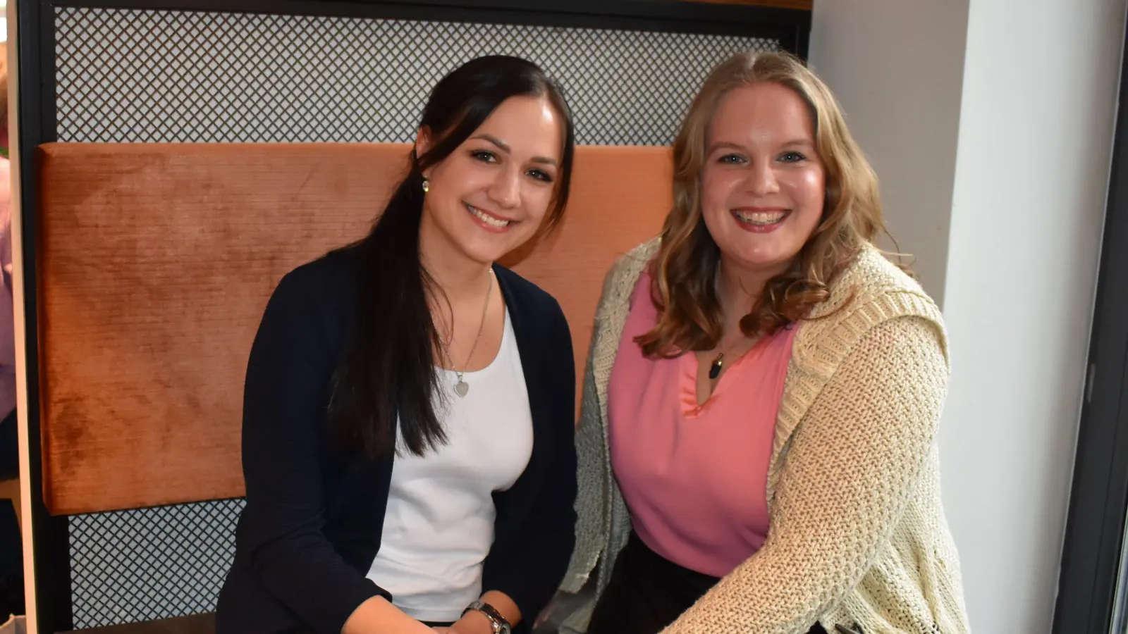 Michaela Rühmer (links) und Evelyn Wedel sind als Hochzeitsängerinnen im Einsatz, können aber auch für Trauerfeiern, Geburtstage, Jubiläen und viele andere Veranstaltungen gebucht werden. (Foto: Ute Niephaus)