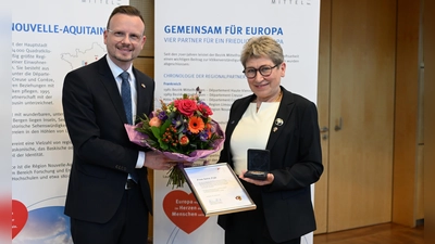 Bezirkstagspräsident Peter Daniel Forster dankte Sylvie Feja und zeichnete sie mit der Partnerschaftsmedaille des Bezirks in Silber aus.  (Foto: Manfred Blendinger)