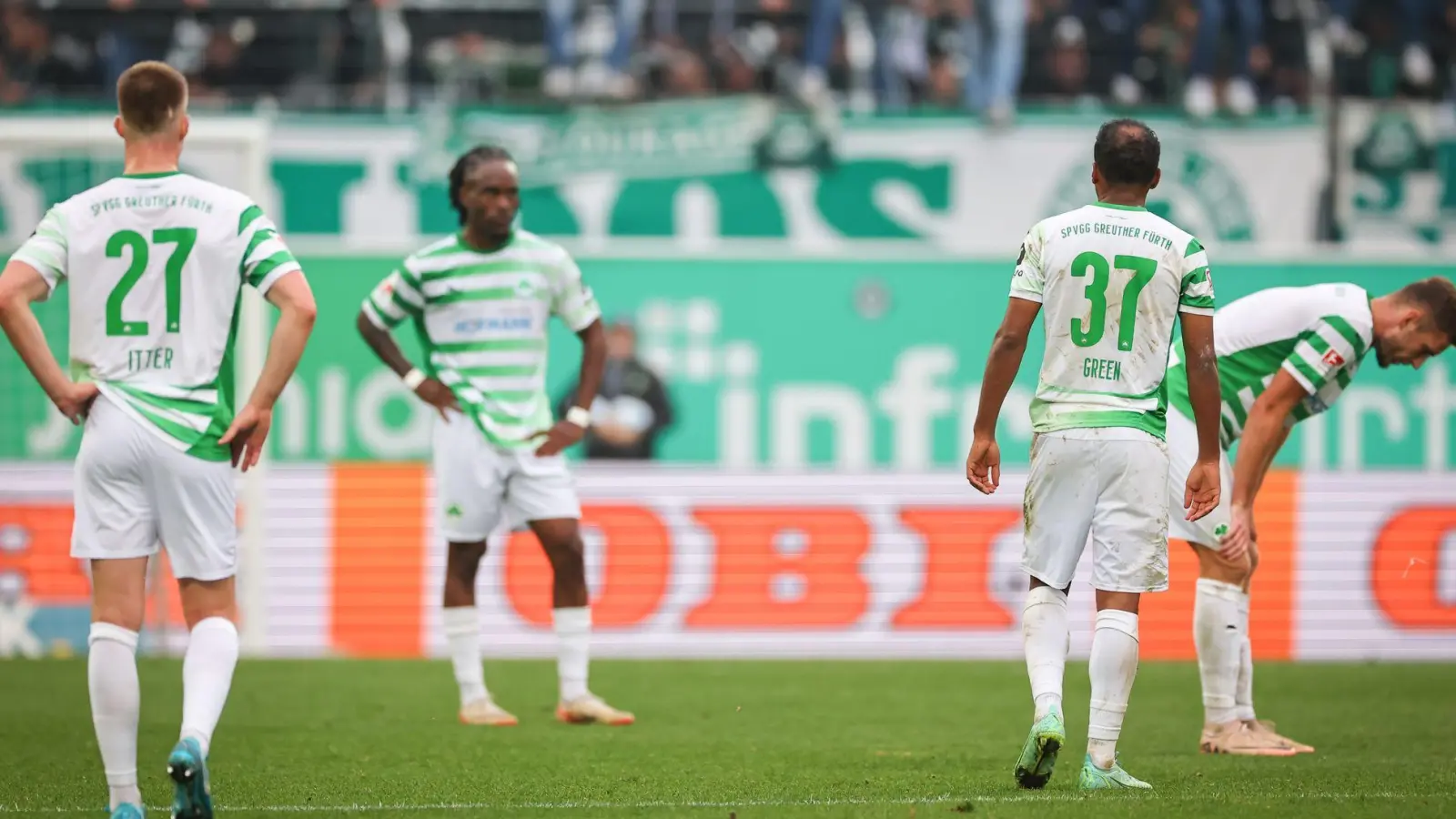 Die Fürther waren nach dem 0:4 daheim gegen Erzrivale Nürnberg bedient. (Foto: Daniel Karmann/dpa)