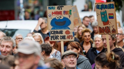 Auch das blaue Krümelmonster aus der „Sesamstraße“ ist im Protestzug zu sehen. (Foto: Thomas Banneyer/dpa)