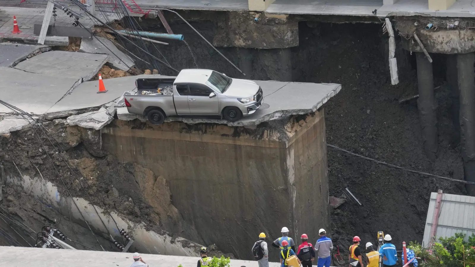 Bilder von dem spektakulären Erdloch gingen schnell viral. (Foto: Sakchai Lalit/AP/dpa)