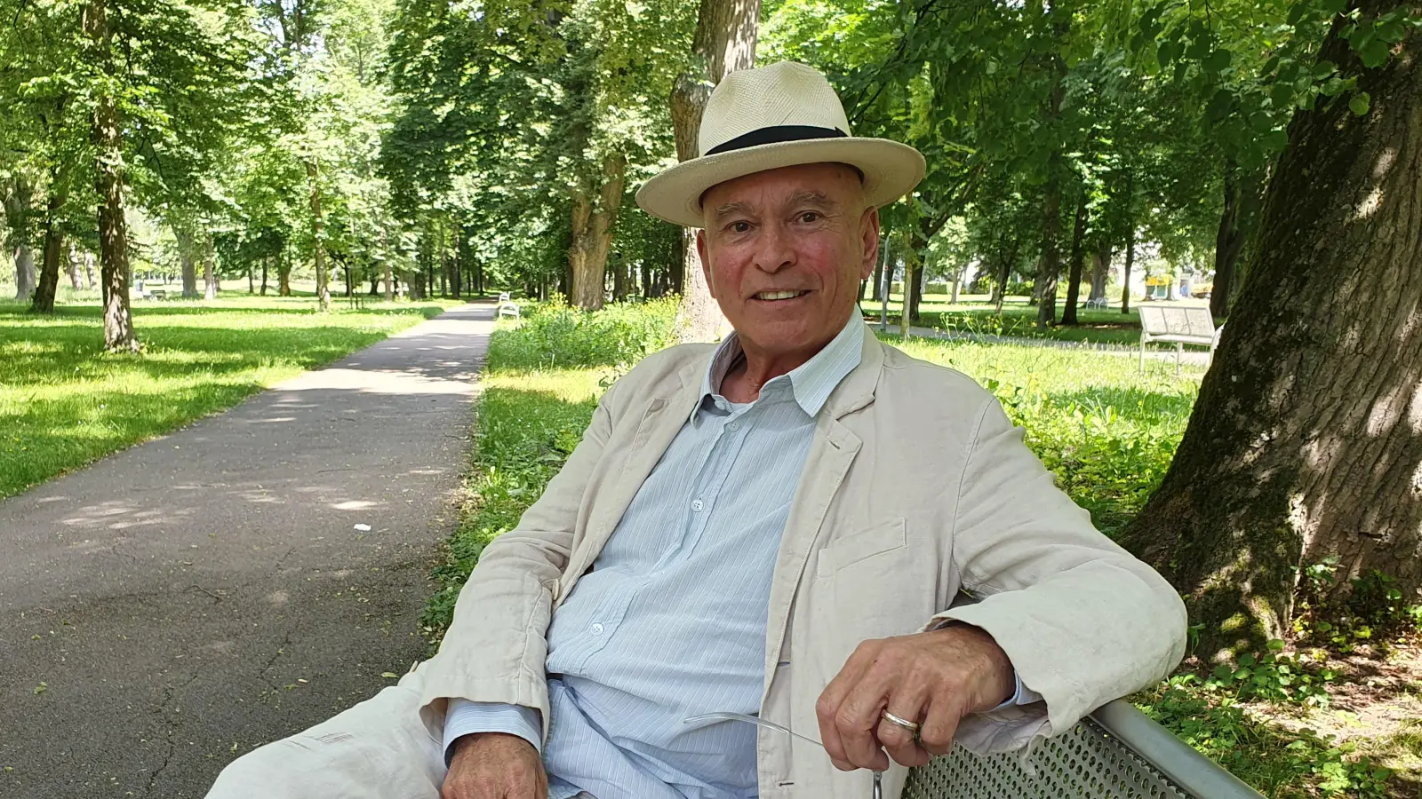 Peter Pruchniewitz im sommerlichen Outfit, passend für seine Rolle im Stück der „Sommergast“. (Foto: Anna Franck)