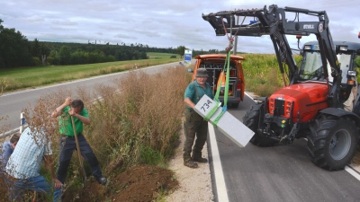 Klaus Jaumann, Feldgeschworener der Gemeinde Wilburgstetten, zeigt einen der neuen Landesgrenzsteine, die am Aufeinandertreffen der bayerisch-baden-württembergischen Grenze zwischen Rühlingstetten und Bergheim gesetzt wurden. (Foto: Peter Tippl)
