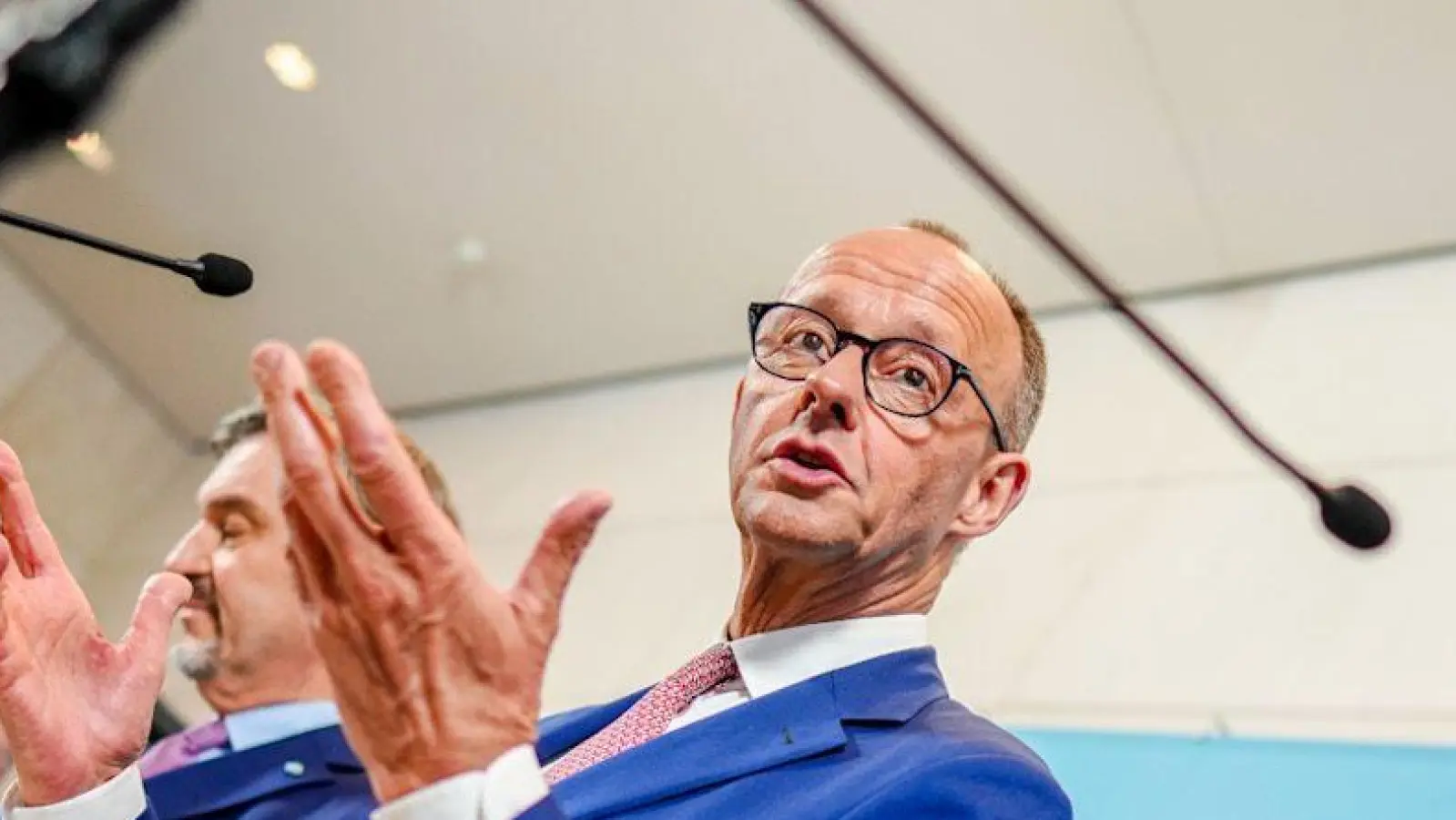 Wie umgehen mit der AfD? In einem Punkt gibt Friedrich Merz schon eine klare Antwort - zu einem möglichen Verbotsverfahren hält er sich noch zurück. (Foto: Kay Nietfeld/dpa)