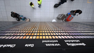 Wer wegen Flugreisen Ärger hat und etwa Schadenersatz einklagen will, kann dies in Nürnberg und Erding per Online-Verfahren machen. (Illustration)  (Foto: Felix Hörhager/dpa)