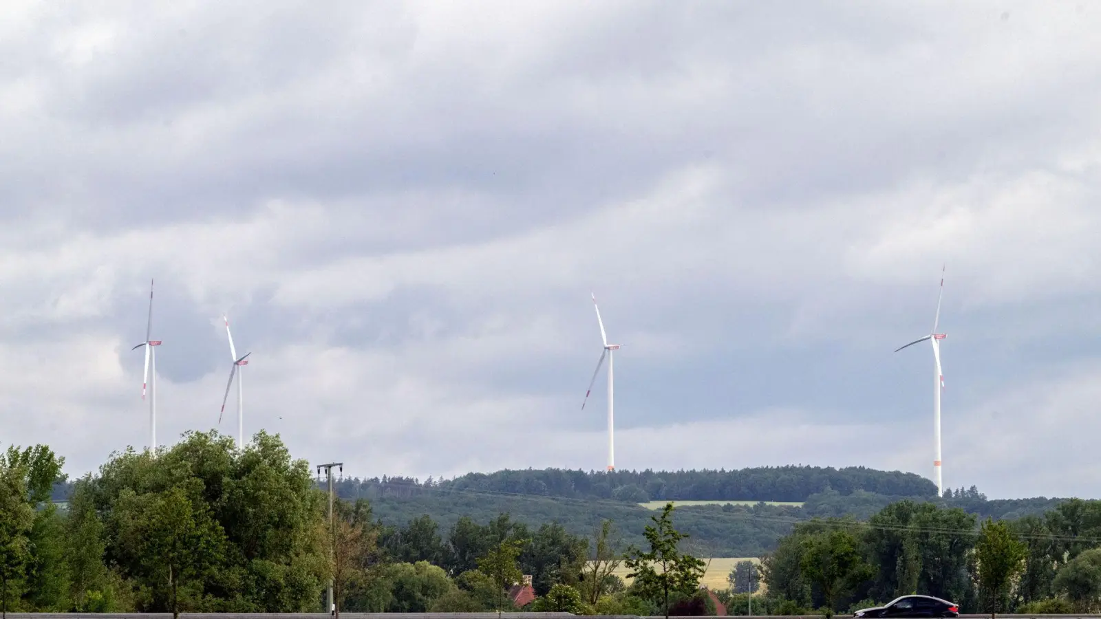 Zum Wochenstart dürfte es vielerorts wolkig am Himmel bleiben. (Foto: Pia Bayer/dpa)