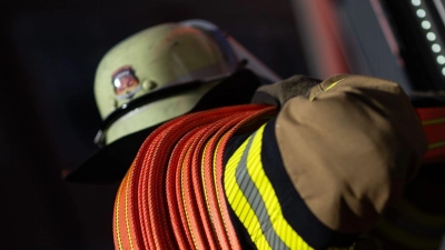 Knapp hundert Kräfte, darunter auch die Feuerwehr, waren laut Polizei wegen des Brands im Einsatz. (Symbolbild) (Foto: Marijan Murat/dpa)