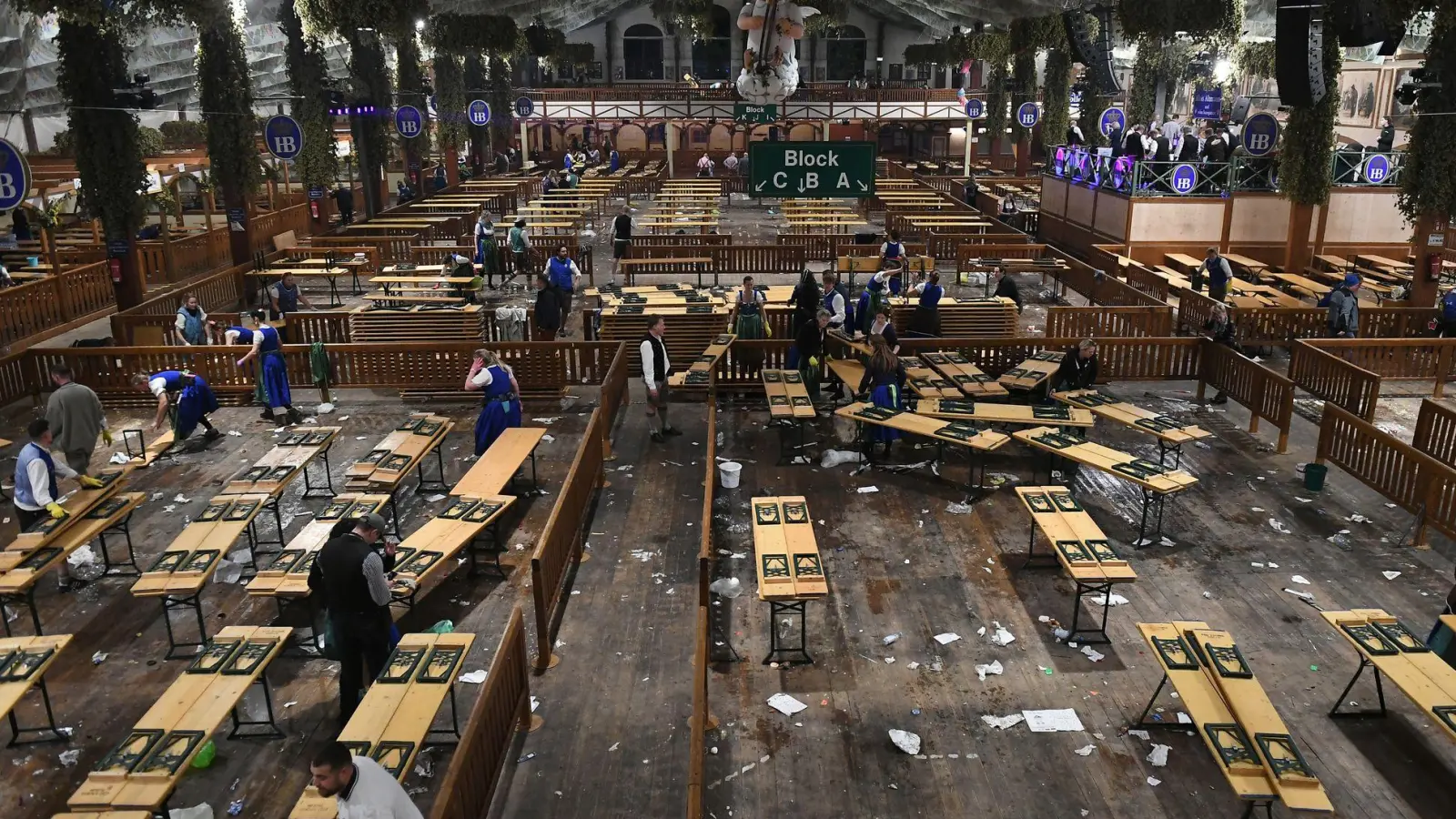 Nicht nur in den Festzelten selbst, sondern auch auf der Theresienwiese und in den umliegenden Straßen lag einiges an Müll.  (Foto: Felix Hörhager/dpa)