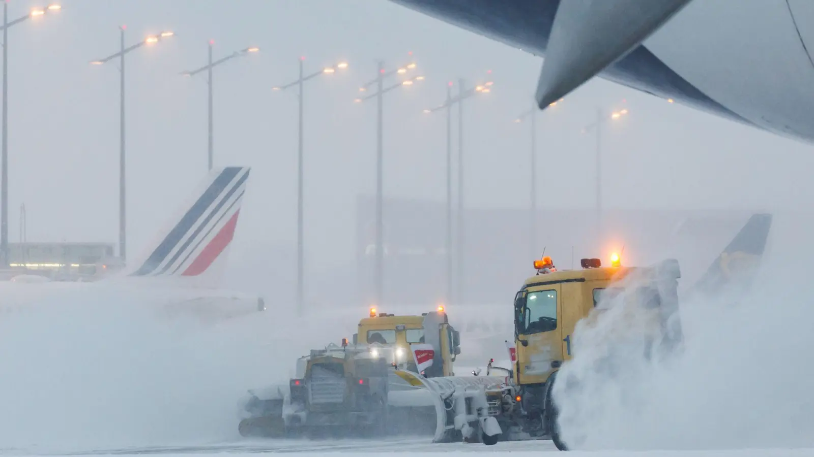 Der Winterdienst an Flughäfen hat teils ununterbrochen zu tun. (Archivbild) (Foto: Daniel Karmann/dpa)