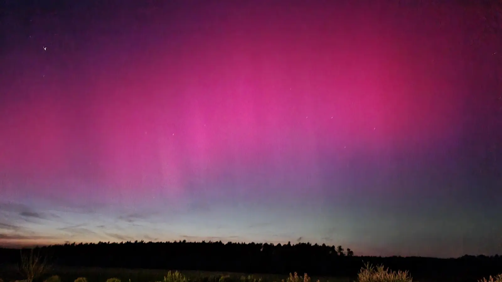 Spektakuläre Farben hat der Sonnensturm am Freitagabend erzeugt. Rainer Weiskirchen war im Landkreis Neustadt/Aisch-Bad Windsheim unterwegs, um sie zu fotografieren. (Foto: Rainer Weiskirchen)