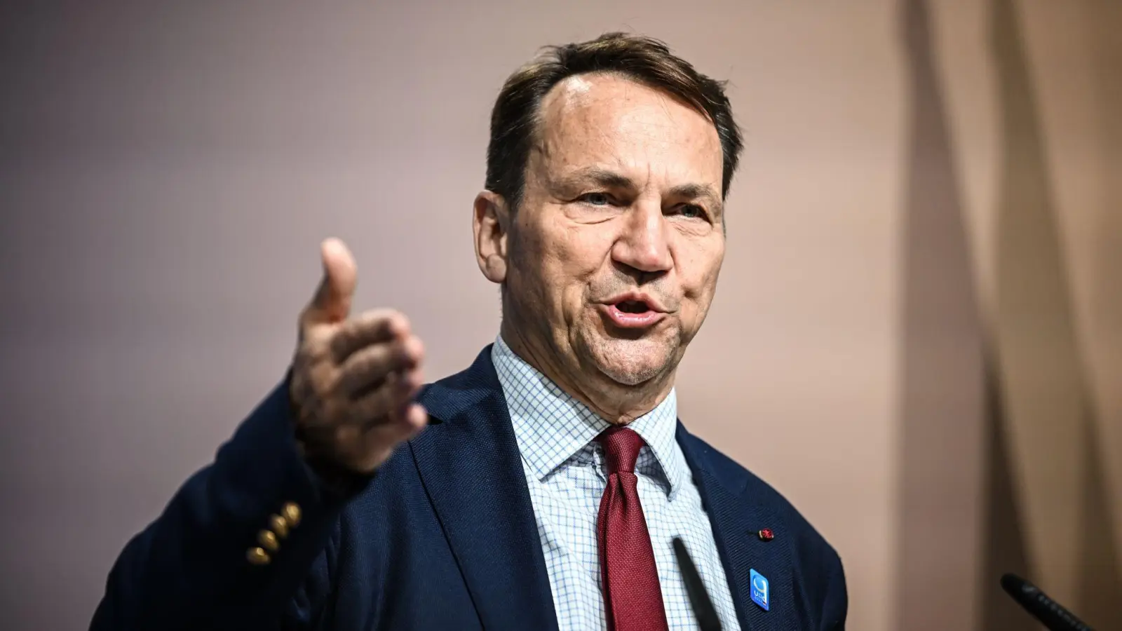 Nach Angaben des polnischen Außenministers Radoslaw Sikorski haben sich viele in Polen lebende Ukrainer für eine Freiwilligen-Brigade gemeldet. (Archivbild) (Foto: Britta Pedersen/dpa)