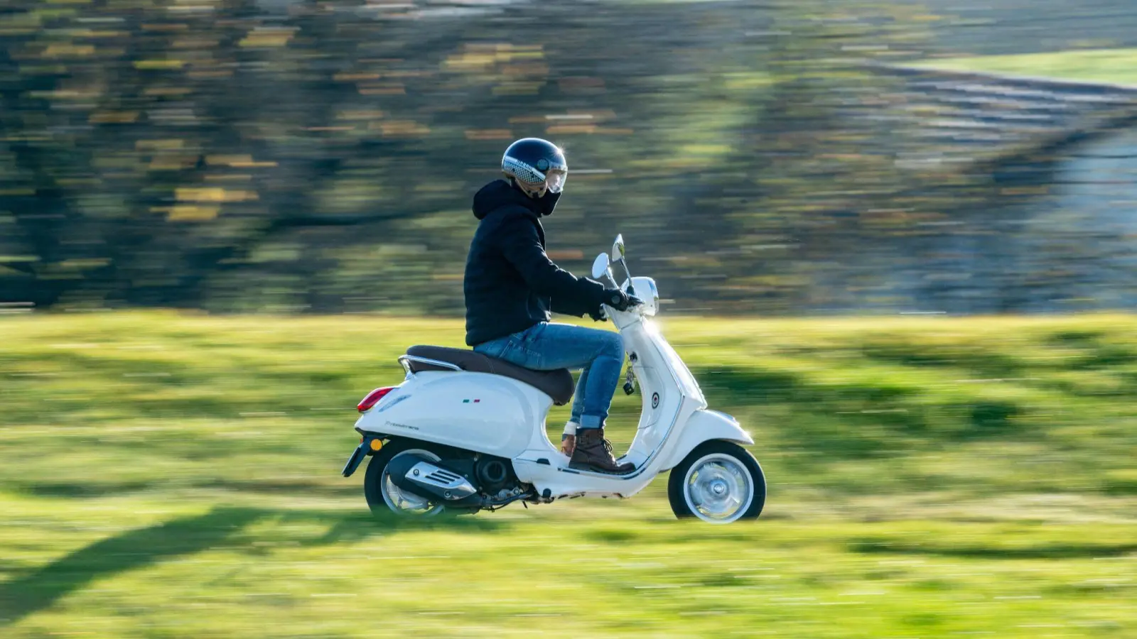 Damit Roller- und Motorradfahrer sicher unterwegs sind, sollten sie das Ausweichen und Bremsen außerhalb des Straßenverkehrs üben. (Foto: Armin Weigel/dpa-tmn)