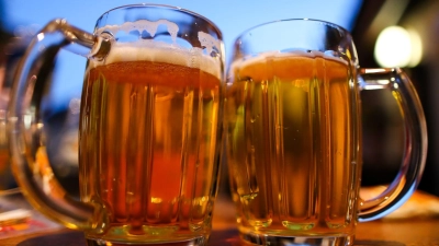 Bier sollte teurer sein, findet der Präsident des Bayerischen Brauerbundes. (Symbolbild) (Foto: Daniel Karmann/dpa)