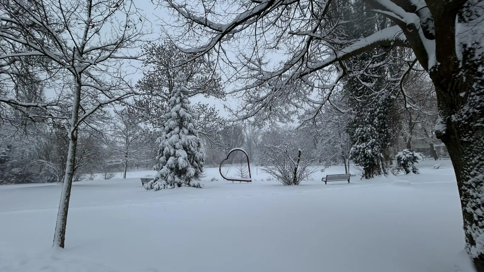 Hier waren am Sonntag noch die Eisläufer unterwegs - jetzt ist an der Bleiche in Neustadt alles verschneit. (Foto: Ute Niephaus)