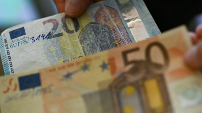 Scheine im Nennwert von 50 und 20 Euro werden am häufigsten gefälscht.  (Foto: Arne Dedert/dpa)