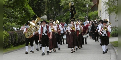 Traditionell wird der amtierende Schützenkönig an der Kirchweih zum Ende seiner Amtszeit mit Blasmusik abgeholt. (Foto: SV Hohe Tanne Steinbach a.d.H.)