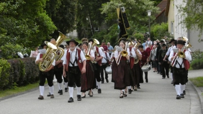 Traditionell wird der amtierende Schützenkönig an der Kirchweih zum Ende seiner Amtszeit mit Blasmusik abgeholt. (Foto: SV Hohe Tanne Steinbach a.d.H.)