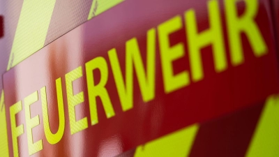 Über 100 Feuerwehrleute löschen in der Nacht den Brand. (Symbolbild) (Foto: Marijan Murat/dpa)