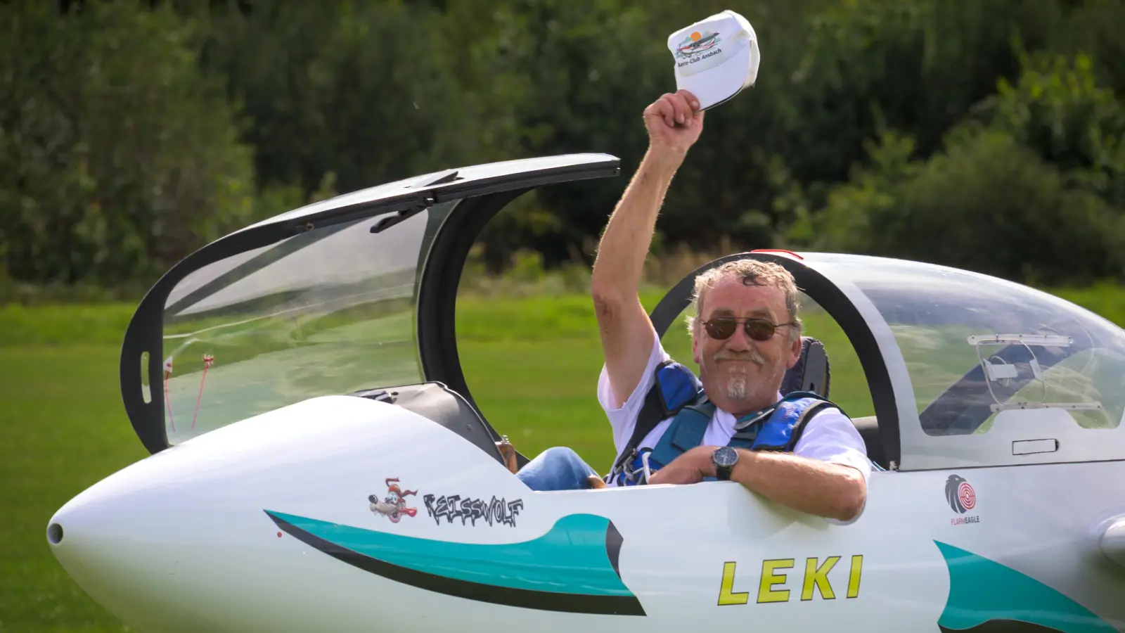 Dieses Kleinsegelflugzeug wird im F-Schlepp in die Lüfte getragen. (Foto: René Chlopotowski)
