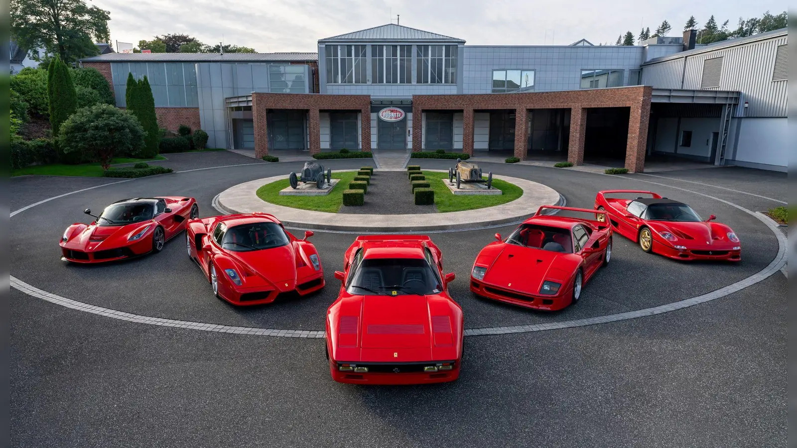 Wie ein Kind im Bonbonladen: Welchen von diesen legendären Top-Ferrari würden Sie fahren wollen - vielleicht den 288 GTO (Mitte) oder lieber den F40 (rechts davon)? (Foto: Dominic Fraser/Nationales Automuseum/The Loh Collection/dpa-tmn)