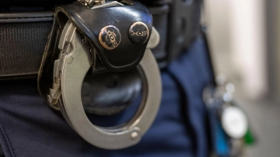 Der Mann wurde von der Polizei vorläufig festgenommen. (Symbolbild) (Foto: Peter Kneffel/dpa)