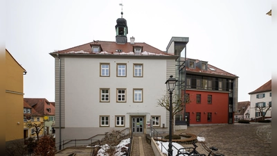 Beim Wahlkampf um den Chefsessel im Uffenheimer Rathaus gab es eine Schmähschrift gegen den amtierenden Bürgermeister Wolfgang Lampe.  (Foto: Mirko Fryska)