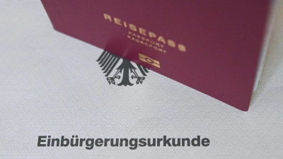 Die Zahl der Einbürgerungen ist zuletzt gestiegen. (Symbolbild) (Foto: Marijan Murat/dpa)