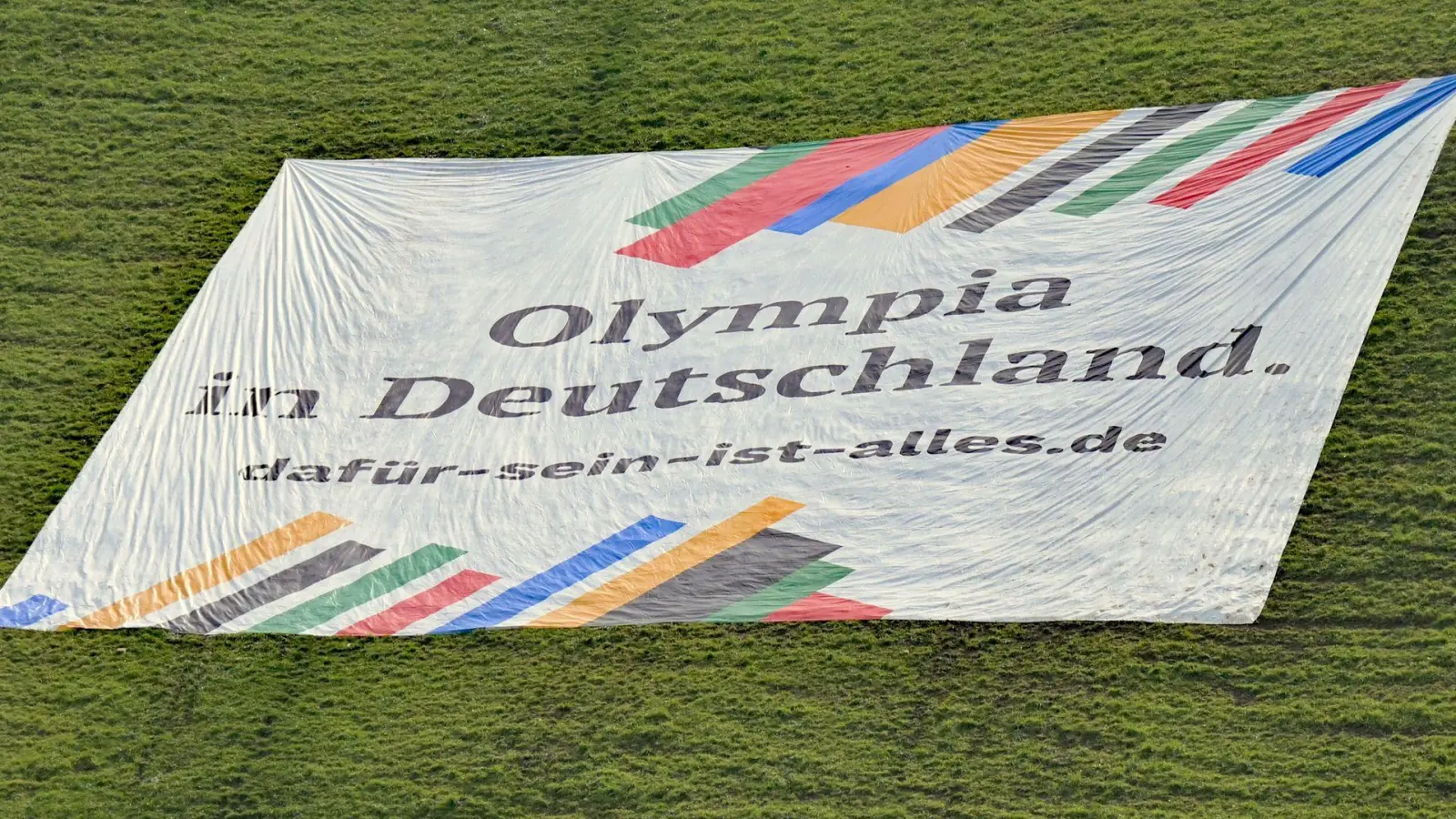 Mit einem großen Bann auf dem Olympiaberg wird für eine Münchner Sommerspiel-Bewerbung geworben. (Archivfoto) (Foto: Malin Wunderlich/dpa)