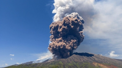 Der etwa 3.350 Meter hohe Ätna bricht mehrmals im Jahr aus und wird von Fachleuten ständig überwacht. (Foto: Giuseppe Distefano/AP/dpa)