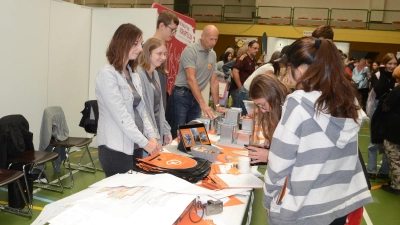 Mehr als 50 Unternehmen präsentieren sich im Rahmen der Ausbildungsbörse „Contact” am 23. September in Wassertrüdingen.  (Foto: Peter Tippl)