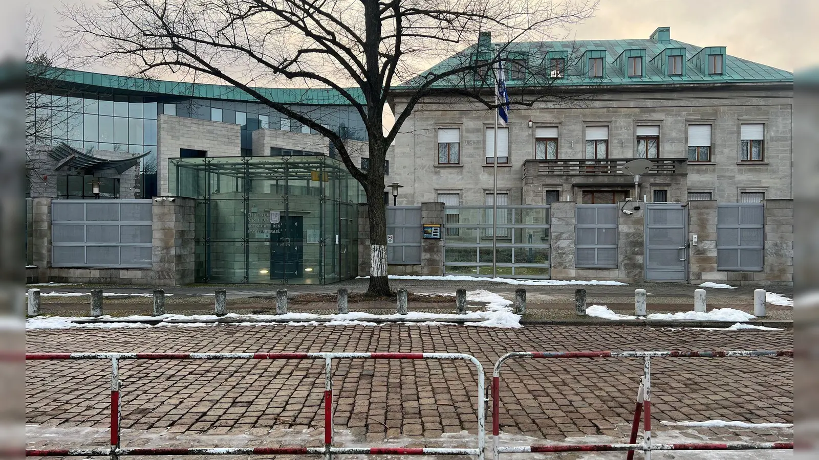 Im Ziel von Anschlagsplänen: Die israelische Botschaft in Berlin. (Foto: Julius-Christian Schreiner/-/dpa)