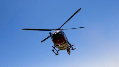 Der Mann kam mit einem Rettungshubschrauber in ein Krankenhaus. (Symbolbild) (Foto: Philipp von Ditfurth/dpa)