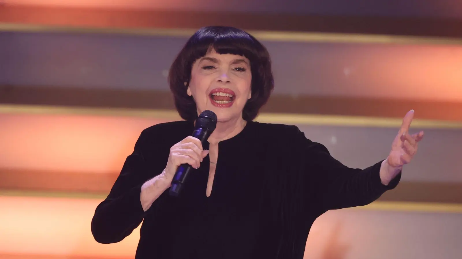 Sie hat vor Königen, Präsidenten und Millionen Zuschauern gesungen. Trotzdem hat Mireille Mathieu bei ihren Auftritten Lampenfieber, wie sie verrät. (Archivfoto)  (Foto: Bodo Schackow/dpa)