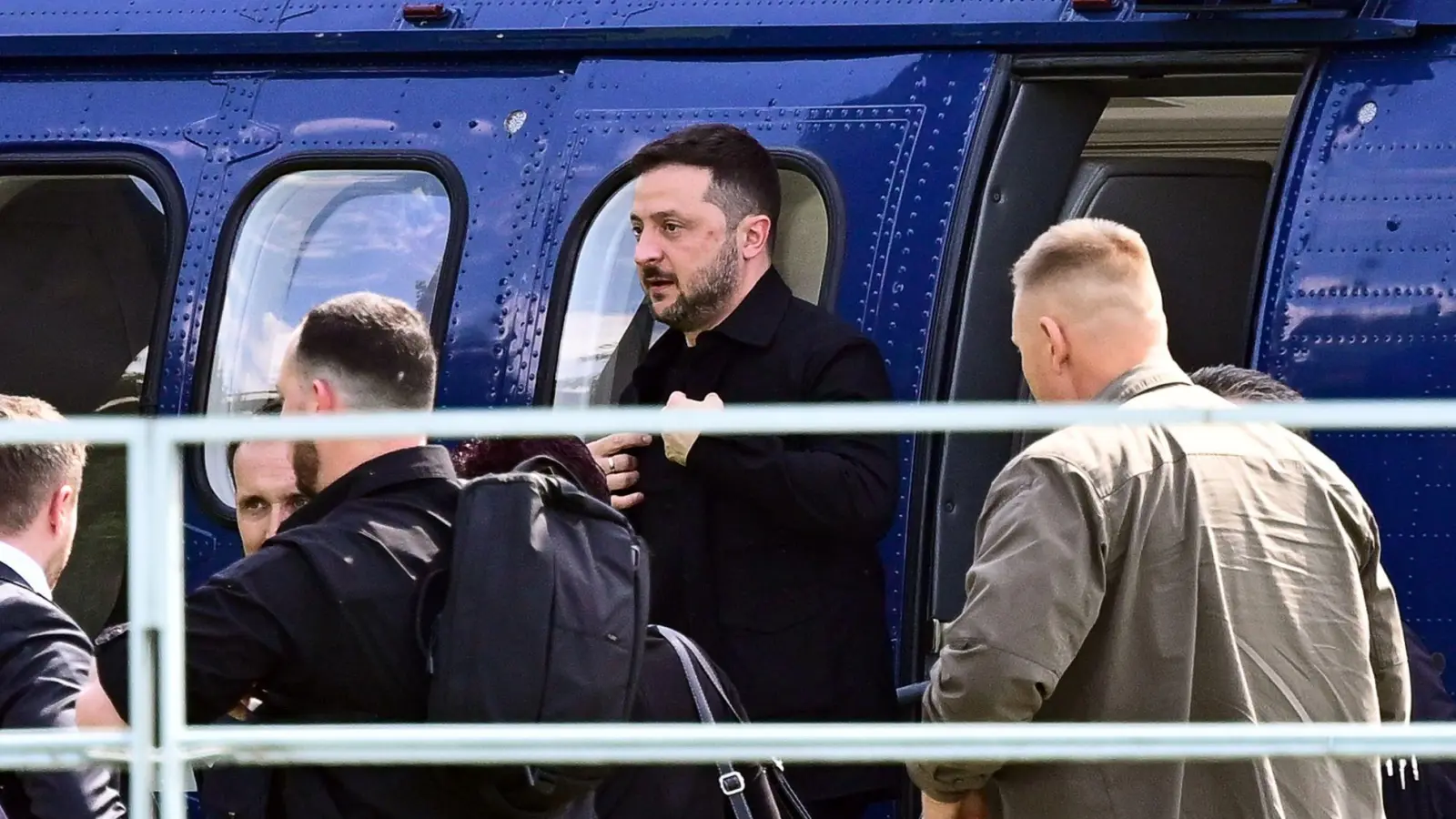 Der ukrainische Präsident Wolodymyr Selenskyj landete mit einem Hubschrauber am Kanzleramt.  (Foto: Fabian Sommer/dpa)