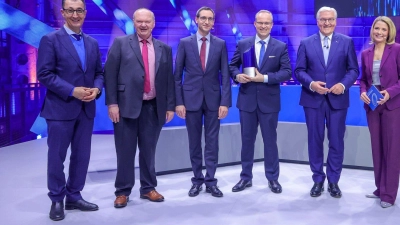 Den Zukunftspreis erhielten Hermann Oppermann, Norwin von Malm und Stefan Grötsch (2., 3. und 4. v.l.). (Foto: Bildschön/Deutscher Zukunftspreis/dpa)