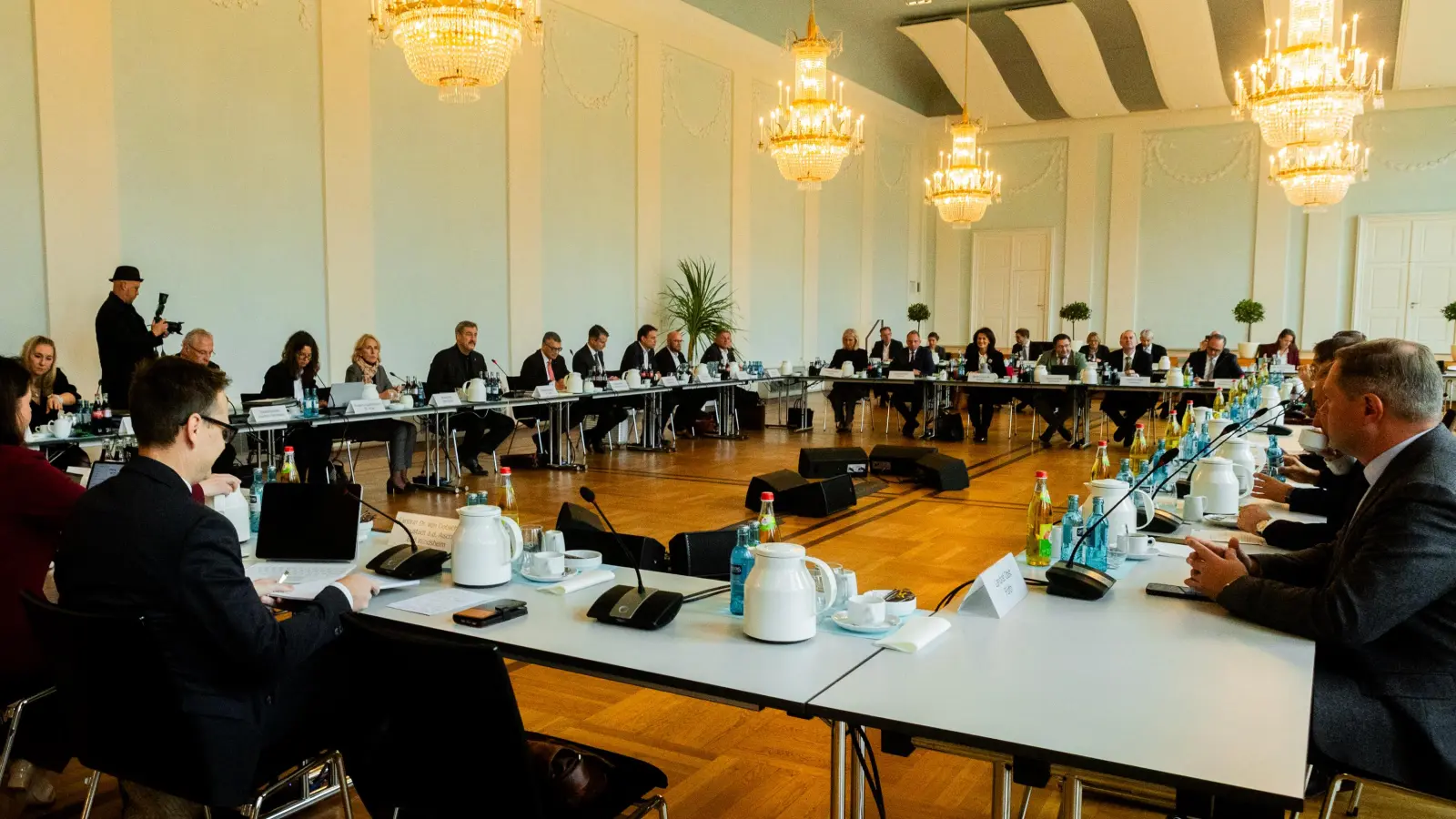 Das Bayerische Kabinett versammelte sich am Dienstag in der Orangerie in Ansbach. (Foto: Evi Lemberger)