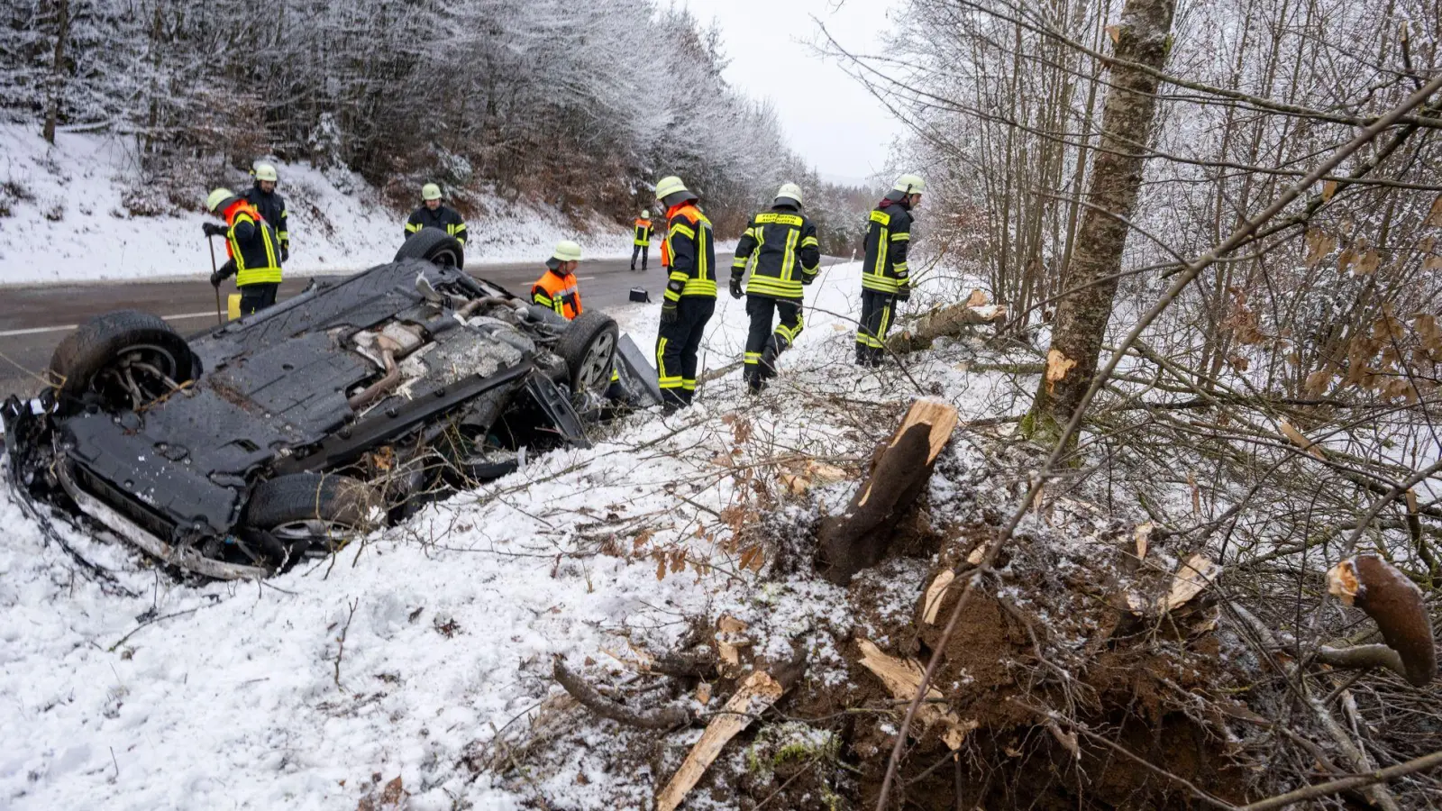 Ob möglicherweise die Straßenverhältnisse für den Unfall gesorgt haben, ist noch unklar. (Foto: Stefan Puchner/dpa)