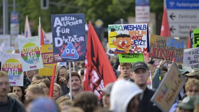 Zehntausende Menschen demonstrieren gegen den AfD-Bundesparteitag in Erfurt. (Foto: Jacob Schröter/dpa)