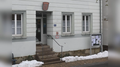 Welche Rätinnen und Räte ab Mai durch die Sugenheimer Rathaustür gehen, wird bei der Wahl am 8. März entschieden. (Foto: Judith Marschall)