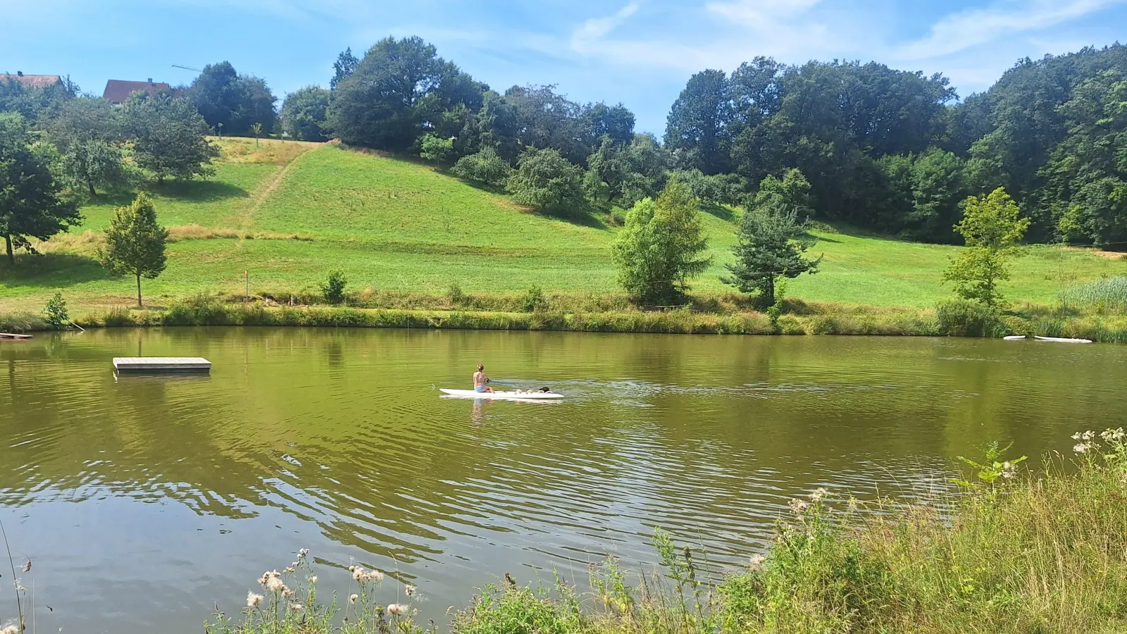 Der Badeweiher in Rügland ist von dem Blaualgen-Befall ebenfalls betroffen. Baden ist hier bislang nicht verboten, allerdings warnt das Gesundheitsamt vor den schädlichen Bakterien. (Foto: Daniela Ramsauer)