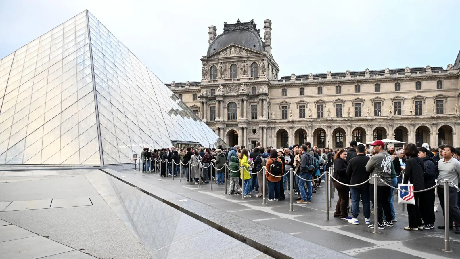 Der Louvre wurde nach dem Einbruch für Besucher geschlossen. (Foto: Emma Da Silva/AP/dpa)