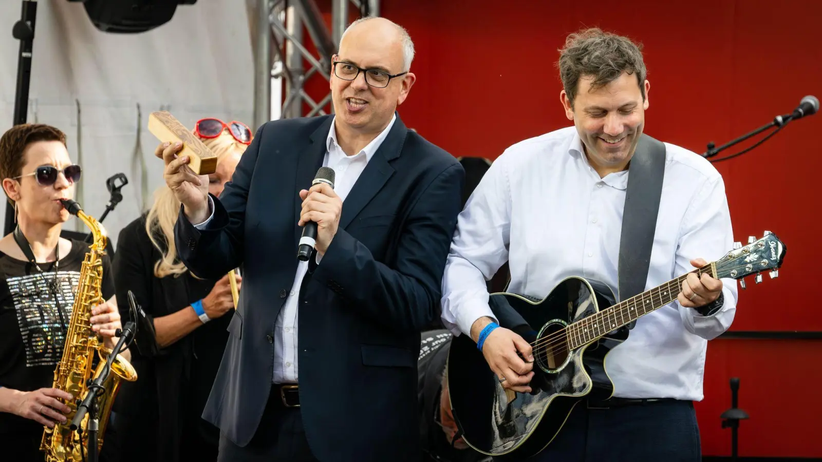 Klingbeil spielt Gitarre - und zwar nicht nur zum Entspannen: hier 2023 auf einer SPD-Wahlkampfveranstaltung in Bremen. (Foto: Sina Schuldt/dpa)