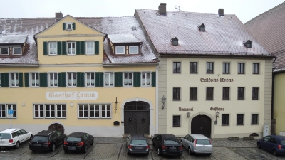 Die Fassade der „Goldenen Krone“ an Feuchtwangens Marktplatz hat das städtische Kommunalunternehmen 2021 zumindest aufhübschen lassen. Die eigentliche Sanierung des Hauses soll in Kürze starten. (Archivbild: Peter Zumach)