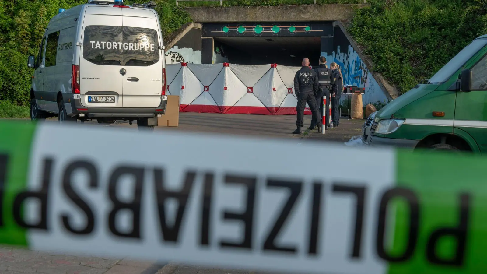  Nach einem lauten Knall hat die Polizei unter einer Fußgängerbrücke im Saarland einen Toten und vier Schwerverletzte gefunden.  (Foto: BeckerBredel/dpa)