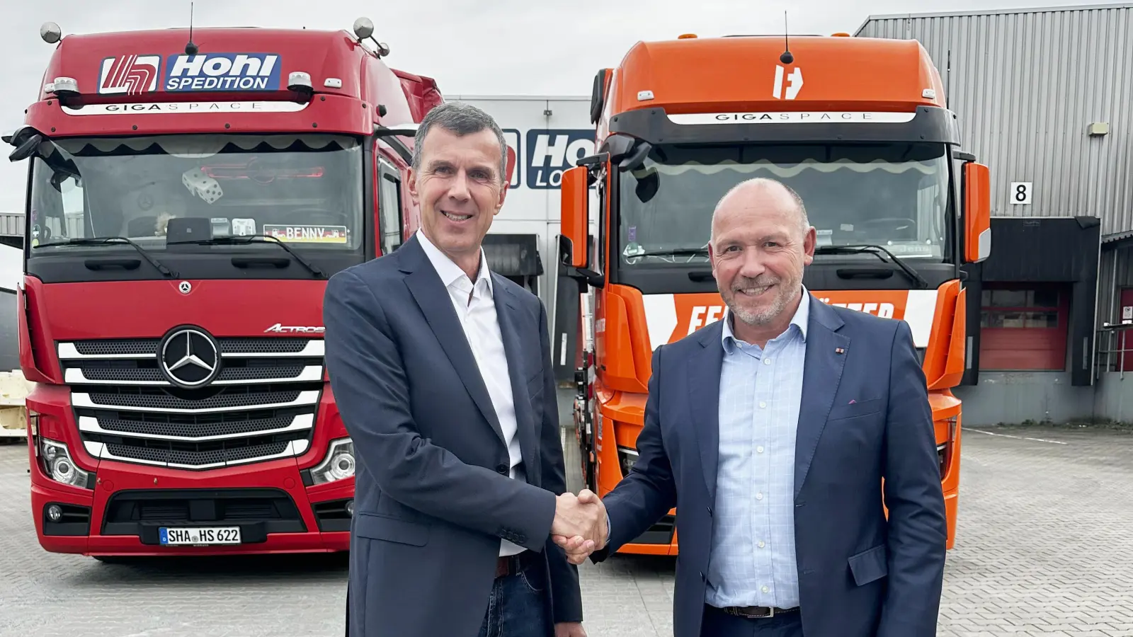 Marc Huber (l.) von der Spedition Hohl aus Schnelldorf und Joachim Fehrenkötter, Chef der übernehmenden Firma. (Foto: Fehrenkötter)