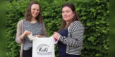 Eine Tasche mit Söckchen und Infomaterial können sich Eltern zukünftig in der KoKi bei Jelena Haag (links) und Anne Stiegler abholen. (Foto: Antonia Müller)