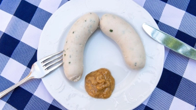 Die Weißwurst aus Bayern ist berühmt, in aller Welt. Doch wie isst man sie richtig? (Foto: Peter Kneffel/dpa)