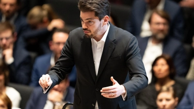 Lahav Shani leitet auch das Israel Philharmonic Orchestra (Archiv). (Foto: Sven Hoppe/dpa)