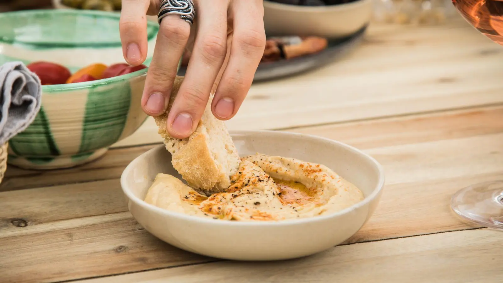 Vorsicht, Sesam! Hummus &amp; Co. könnten Salmonellen enthalten. Wie kommt das und wer ist besonders gefährdet? (Foto: Christin Klose/dpa-tmn)