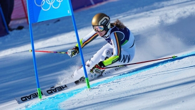 Lena Dürr überrascht als Zweite des ersten Laufs beim Olympia-Riesenslalom.  (Foto: Michael Kappeler/dpa)